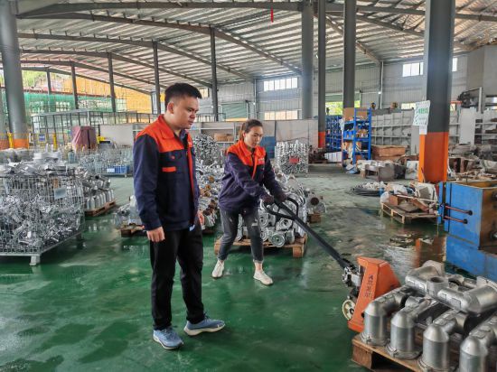 4月25日,杨良元在和工人进行交流。新华社记者 施钱贵 摄